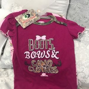 Beautiful 2 piece set brand new with tag onesies